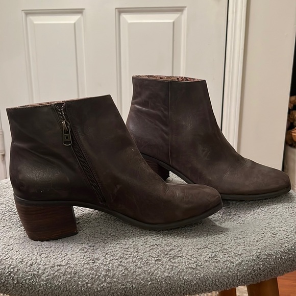 Lucky brand dark brown leather booties - Picture 1 of 5